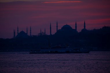 Camiler, feribotlar, deniz, köprü, bakire kulesi, İstanbul 'un en güzel manzarası, gün batımı.