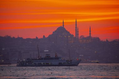 Camiler, feribotlar, deniz, köprü, bakire kulesi, İstanbul 'un en güzel manzarası, gün batımı.