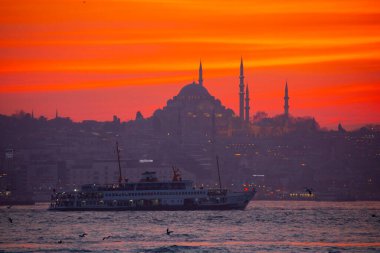 Camiler, feribotlar, deniz, köprü, bakire kulesi, İstanbul 'un en güzel manzarası, gün batımı.