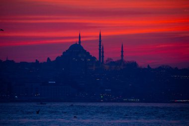 Camiler, feribotlar, deniz, köprü, bakire kulesi, İstanbul 'un en güzel manzarası, gün batımı.