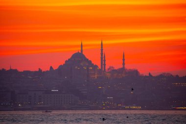 Camiler, feribotlar, deniz, köprü, bakire kulesi, İstanbul 'un en güzel manzarası, gün batımı.