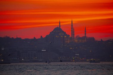 Camiler, feribotlar, deniz, köprü, bakire kulesi, İstanbul 'un en güzel manzarası, gün batımı.