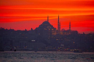 Camiler, feribotlar, deniz, köprü, bakire kulesi, İstanbul 'un en güzel manzarası, gün batımı.