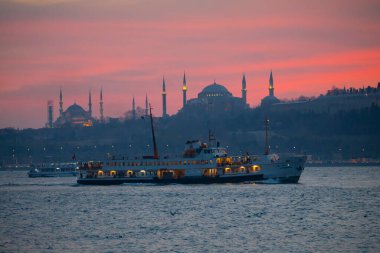 Camiler, feribotlar, deniz, köprü, bakire kulesi, İstanbul 'un en güzel manzarası, gün batımı.