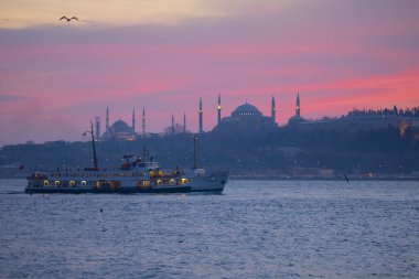 Camiler, feribotlar, deniz, köprü, bakire kulesi, İstanbul 'un en güzel manzarası, gün batımı.