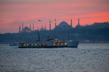 Camiler, feribotlar, deniz, köprü, bakire kulesi, İstanbul 'un en güzel manzarası, gün batımı.