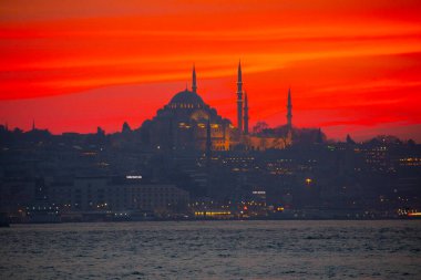 Camiler, feribotlar, deniz, köprü, bakire kulesi, İstanbul 'un en güzel manzarası, gün batımı.