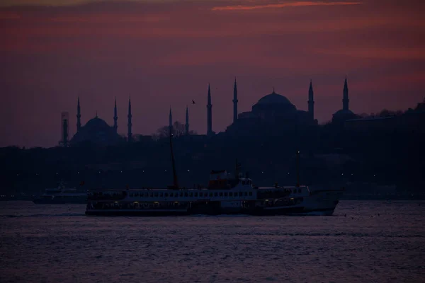 モスク フェリー 乙女の塔 イスタンブールの最も美しい景色 — ストック写真