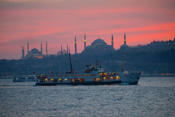 Camiler, feribotlar, deniz, köprü, bakire kulesi, İstanbul 'un en güzel manzarası, gün batımı.