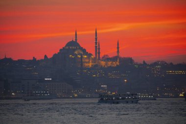 Camiler, feribotlar, deniz, köprü, bakire kulesi, İstanbul 'un en güzel manzarası, gün batımı.