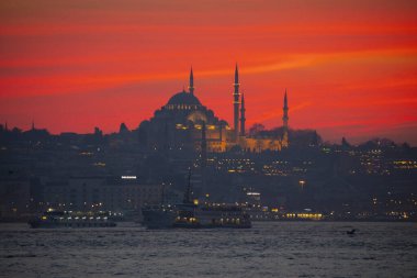 Camiler, feribotlar, deniz, köprü, bakire kulesi, İstanbul 'un en güzel manzarası, gün batımı.