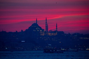 Camiler, feribotlar, deniz, köprü, bakire kulesi, İstanbul 'un en güzel manzarası, gün batımı.