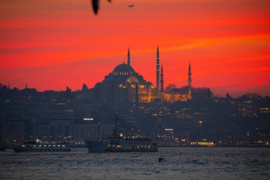Camiler, feribotlar, deniz, köprü, bakire kulesi, İstanbul 'un en güzel manzarası, gün batımı.