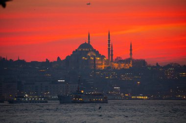 Camiler, feribotlar, deniz, köprü, bakire kulesi, İstanbul 'un en güzel manzarası, gün batımı.