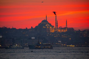 Camiler, feribotlar, deniz, köprü, bakire kulesi, İstanbul 'un en güzel manzarası, gün batımı.