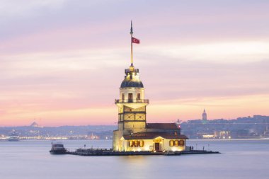 Camiler, feribotlar, deniz, köprü, bakire kulesi, İstanbul 'un en güzel manzarası, gün batımı.