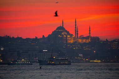 Camiler, feribotlar, deniz, köprü, bakire kulesi, İstanbul 'un en güzel manzarası, gün batımı.