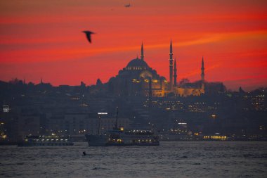 Camiler, feribotlar, deniz, köprü, bakire kulesi, İstanbul 'un en güzel manzarası, gün batımı.