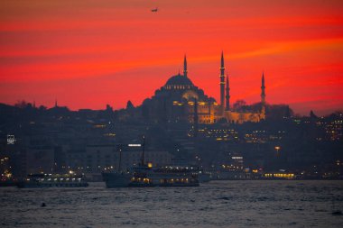 Camiler, feribotlar, deniz, köprü, bakire kulesi, İstanbul 'un en güzel manzarası, gün batımı.