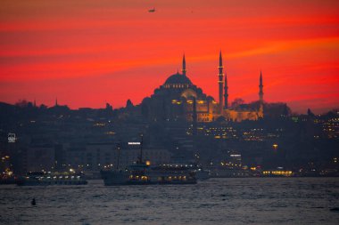 Camiler, feribotlar, deniz, köprü, bakire kulesi, İstanbul 'un en güzel manzarası, gün batımı.
