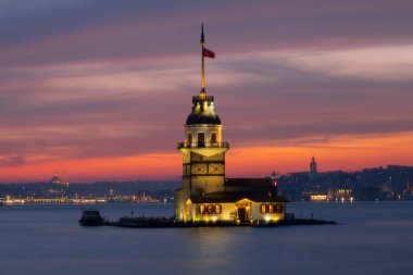 Camiler, feribotlar, deniz, köprü, bakire kulesi, İstanbul 'un en güzel manzarası, gün batımı.