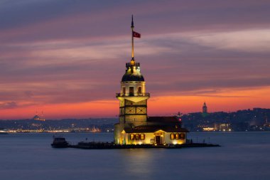 Camiler, feribotlar, deniz, köprü, bakire kulesi, İstanbul 'un en güzel manzarası, gün batımı.