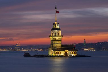 Camiler, feribotlar, deniz, köprü, bakire kulesi, İstanbul 'un en güzel manzarası, gün batımı.