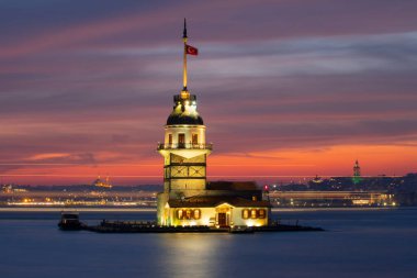 Camiler, feribotlar, deniz, köprü, bakire kulesi, İstanbul 'un en güzel manzarası, gün batımı.