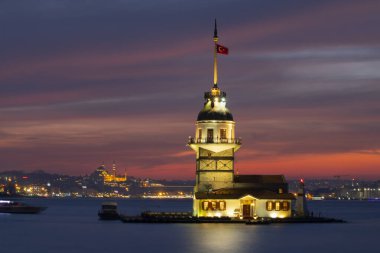 Camiler, feribotlar, deniz, köprü, bakire kulesi, İstanbul 'un en güzel manzarası, gün batımı.