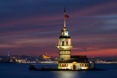 Camiler, feribotlar, deniz, köprü, bakire kulesi, İstanbul 'un en güzel manzarası, gün batımı.