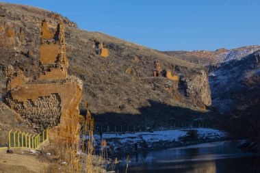 Ani Harabelerinin Tarihi. Hem İslam 'ın kalıntılarını, hem camileri, kiliseleri, hem de 100-150 metre aralıklarla ateş tapınaklarını görebilirsiniz. Kazılar ve araştırmalar hala devam ediyor. Şehrin tarihini daha iyi çözmek için..