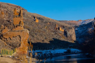 Ani Harabelerinin Tarihi. Hem İslam 'ın kalıntılarını, hem camileri, kiliseleri, hem de 100-150 metre aralıklarla ateş tapınaklarını görebilirsiniz. Kazılar ve araştırmalar hala devam ediyor. Şehrin tarihini daha iyi çözmek için..