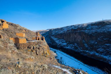 Ani Harabelerinin Tarihi. Hem İslam 'ın kalıntılarını, hem camileri, kiliseleri, hem de 100-150 metre aralıklarla ateş tapınaklarını görebilirsiniz. Kazılar ve araştırmalar hala devam ediyor. Şehrin tarihini daha iyi çözmek için..