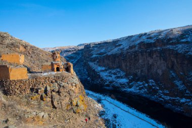 Ani Harabelerinin Tarihi. Hem İslam 'ın kalıntılarını, hem camileri, kiliseleri, hem de 100-150 metre aralıklarla ateş tapınaklarını görebilirsiniz. Kazılar ve araştırmalar hala devam ediyor. Şehrin tarihini daha iyi çözmek için..