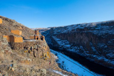 Ani Harabelerinin Tarihi. Hem İslam 'ın kalıntılarını, hem camileri, kiliseleri, hem de 100-150 metre aralıklarla ateş tapınaklarını görebilirsiniz. Kazılar ve araştırmalar hala devam ediyor. Şehrin tarihini daha iyi çözmek için..