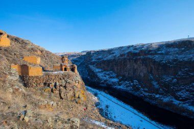 Ani Harabelerinin Tarihi. Hem İslam 'ın kalıntılarını, hem camileri, kiliseleri, hem de 100-150 metre aralıklarla ateş tapınaklarını görebilirsiniz. Kazılar ve araştırmalar hala devam ediyor. Şehrin tarihini daha iyi çözmek için..