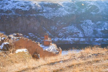 Ani Harabelerinin Tarihi. Hem İslam 'ın kalıntılarını, hem camileri, kiliseleri, hem de 100-150 metre aralıklarla ateş tapınaklarını görebilirsiniz. Kazılar ve araştırmalar hala devam ediyor. Şehrin tarihini daha iyi çözmek için..