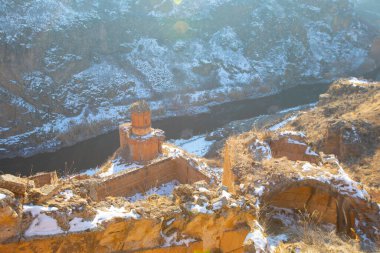 Ani Harabelerinin Tarihi. Hem İslam 'ın kalıntılarını, hem camileri, kiliseleri, hem de 100-150 metre aralıklarla ateş tapınaklarını görebilirsiniz. Kazılar ve araştırmalar hala devam ediyor. Şehrin tarihini daha iyi çözmek için..