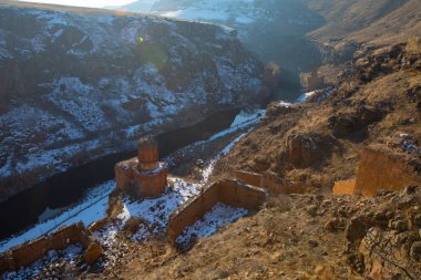 Ani 'deki Carhedral Fethiye Camii. Ani, Türkiye 'nin Kars ilinde ve Ermenistan sınırının yanında yer alan yıkılmış bir ortaçağ Ermeni kentidir. Ani, UNESCO 'nun Dünya Mirası Bölgesi.