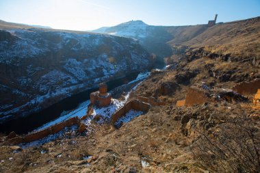Ani 'deki Carhedral Fethiye Camii. Ani, Türkiye 'nin Kars ilinde ve Ermenistan sınırının yanında yer alan yıkılmış bir ortaçağ Ermeni kentidir. Ani, UNESCO 'nun Dünya Mirası Bölgesi.