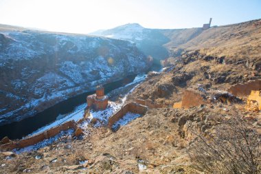 Ani 'deki Carhedral Fethiye Camii. Ani, Türkiye 'nin Kars ilinde ve Ermenistan sınırının yanında yer alan yıkılmış bir ortaçağ Ermeni kentidir. Ani, UNESCO 'nun Dünya Mirası Bölgesi.