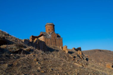 Ani 'deki Carhedral Fethiye Camii. Ani, Türkiye 'nin Kars ilinde ve Ermenistan sınırının yanında yer alan yıkılmış bir ortaçağ Ermeni kentidir. Ani, UNESCO 'nun Dünya Mirası Bölgesi.