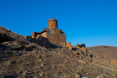 Ani 'deki Carhedral Fethiye Camii. Ani, Türkiye 'nin Kars ilinde ve Ermenistan sınırının yanında yer alan yıkılmış bir ortaçağ Ermeni kentidir. Ani, UNESCO 'nun Dünya Mirası Bölgesi.