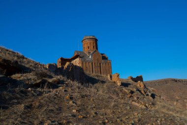 Ani 'deki Carhedral Fethiye Camii. Ani, Türkiye 'nin Kars ilinde ve Ermenistan sınırının yanında yer alan yıkılmış bir ortaçağ Ermeni kentidir. Ani, UNESCO 'nun Dünya Mirası Bölgesi.