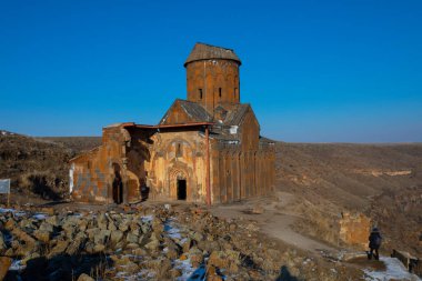 Ani 'deki Carhedral Fethiye Camii. Ani, Türkiye 'nin Kars ilinde ve Ermenistan sınırının yanında yer alan yıkılmış bir ortaçağ Ermeni kentidir. Ani, UNESCO 'nun Dünya Mirası Bölgesi.