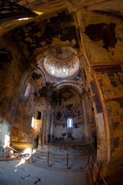 Ani 'deki Carhedral Fethiye Camii. Ani, Türkiye 'nin Kars ilinde ve Ermenistan sınırının yanında yer alan yıkılmış bir ortaçağ Ermeni kentidir. Ani, UNESCO 'nun Dünya Mirası Bölgesi.