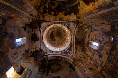 Ani 'deki Carhedral Fethiye Camii. Ani, Türkiye 'nin Kars ilinde ve Ermenistan sınırının yanında yer alan yıkılmış bir ortaçağ Ermeni kentidir. Ani, UNESCO 'nun Dünya Mirası Bölgesi.