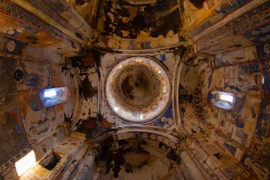 Ani 'deki Carhedral Fethiye Camii. Ani, Türkiye 'nin Kars ilinde ve Ermenistan sınırının yanında yer alan yıkılmış bir ortaçağ Ermeni kentidir. Ani, UNESCO 'nun Dünya Mirası Bölgesi.