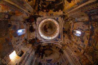 Ani 'deki Carhedral Fethiye Camii. Ani, Türkiye 'nin Kars ilinde ve Ermenistan sınırının yanında yer alan yıkılmış bir ortaçağ Ermeni kentidir. Ani, UNESCO 'nun Dünya Mirası Bölgesi.