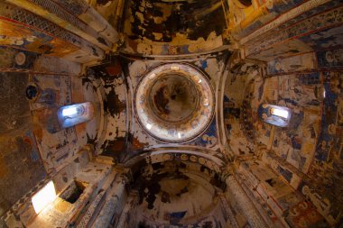 Ani 'deki Carhedral Fethiye Camii. Ani, Türkiye 'nin Kars ilinde ve Ermenistan sınırının yanında yer alan yıkılmış bir ortaçağ Ermeni kentidir. Ani, UNESCO 'nun Dünya Mirası Bölgesi.